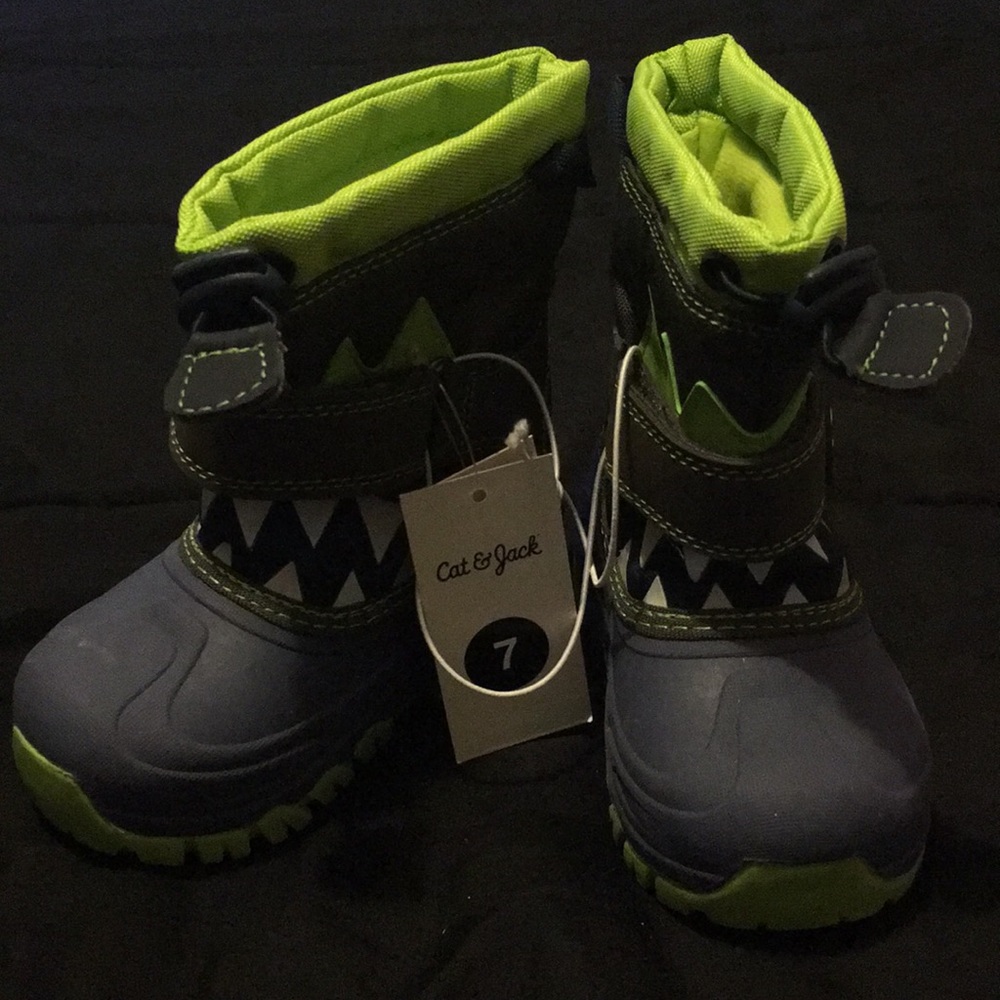 Boys cat & jack shoes size 7 brand new .